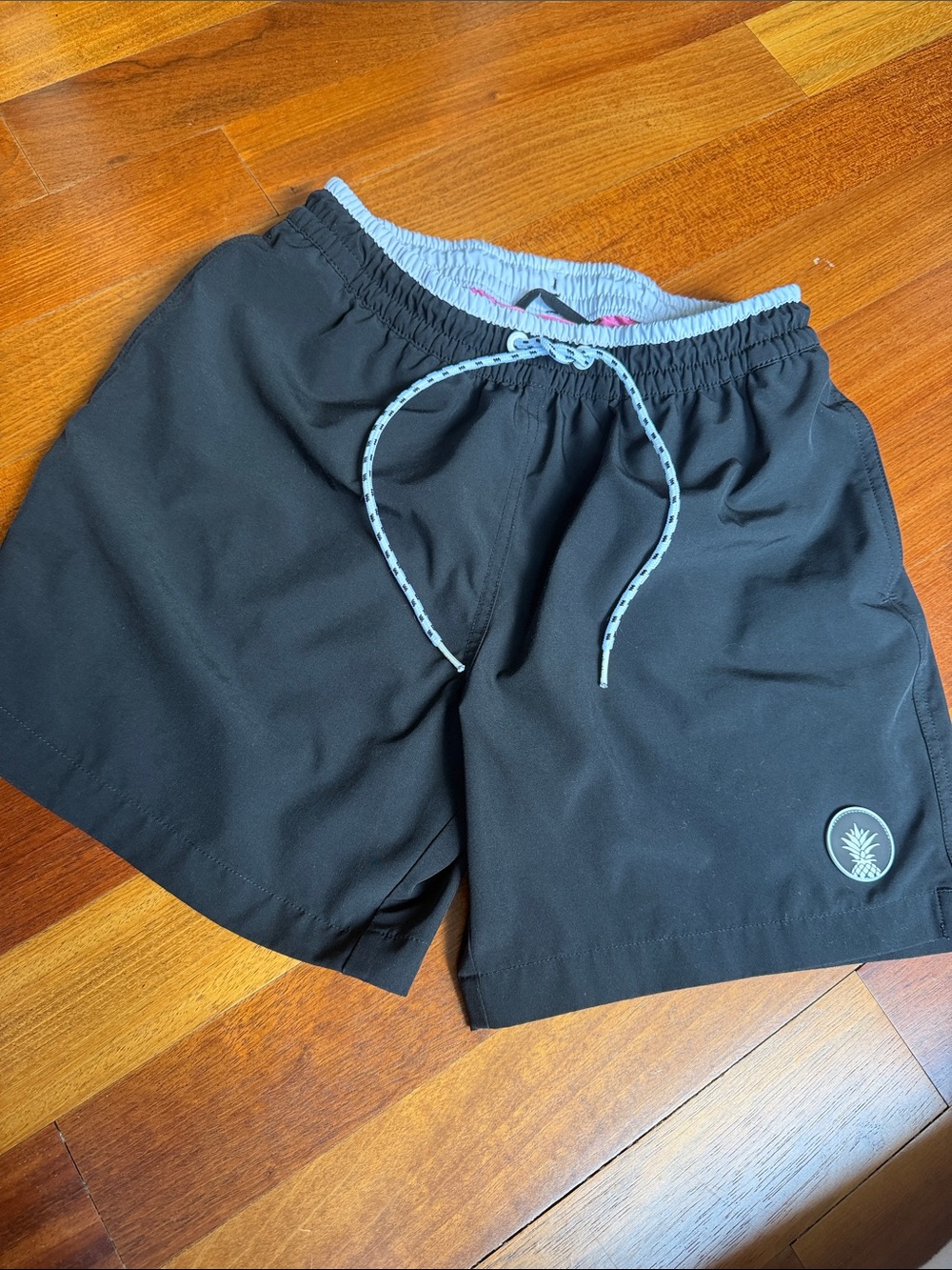 chubbies Black  Pink Lined Swim Shorts small 5.5 inseam